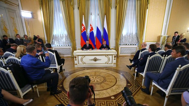 Председатель правительства РФ Дмитрий Медведев и премьер-министр Словакии Петер Пеллегрини во время совместной пресс-конференции Председатель правительства РФ Дмитрий Медведев и премьер-министр Словакии Петер Пеллегрини во время совместной пресс-конференции