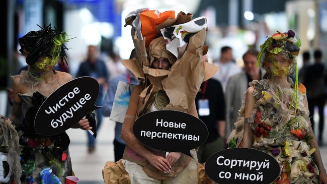 Участники костюмированного перформанса в конгрессно-выставочном центре Экспофорум накануне открытия Петербургского международного экономического форума 2019 (ПМЭФ-2019) Участники костюмированного перформанса в конгрессно-выставочном центре Экспофорум накануне открытия Петербургского международного экономического форума 2019 (ПМЭФ-2019)