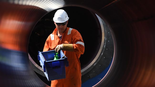 Рабочий на участке строительства газопровода Северный поток-2 в Ленинградской области Рабочий на участке строительства газопровода Северный поток-2 в Ленинградской области