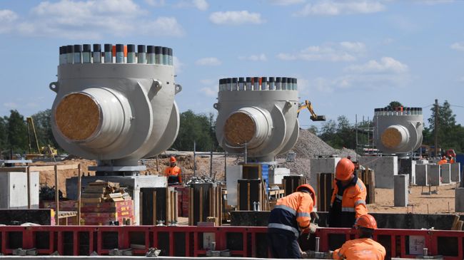 Рабочие на участке строительства газопровода Северный поток-2 в Ленинградской области Рабочие на участке строительства газопровода Северный поток-2 в Ленинградской области