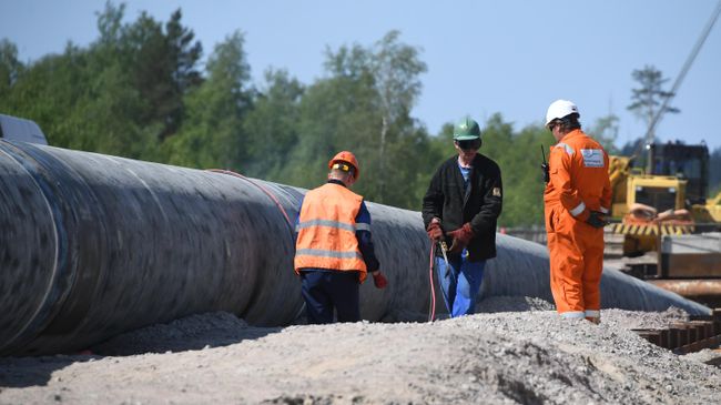 Рабочие на участке строительства газопровода Северный поток-2 в Ленинградской области Рабочие на участке строительства газопровода Северный поток-2 в Ленинградской области