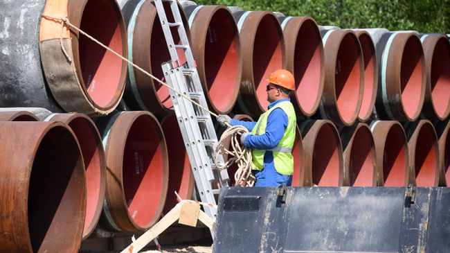 Рабочий на участке строительства газопровода Северный поток-2 в Ленинградской области Рабочий на участке строительства газопровода Северный поток-2 в Ленинградской области