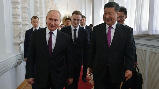 Президент РФ Владимир Путин и председатель КНР Си Цзиньпин перед началом российско-китайских переговоров в Кремле. 5 июня 2019