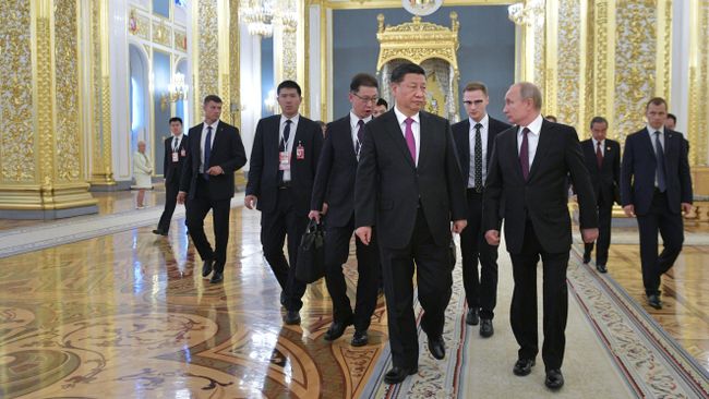 Президент РФ Владимир Путин и председатель КНР Си Цзиньпин перед началом российско-китайских переговоров в составе делегаций в Кремле. 5 июня 2019 Президент РФ Владимир Путин и председатель КНР Си Цзиньпин перед началом российско-китайских переговоров в составе делегаций в Кремле. 5 июня 2019