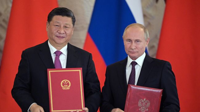 Президент РФ Владимир Путин и председатель Китайской Народной Республики Си Цзиньпин на церемонии подписания совместных документов по итогам российско-китайских переговоров в Кремле. 5 июня 2019 Президент РФ Владимир Путин и председатель Китайской Народной Республики Си Цзиньпин на церемонии подписания совместных документов по итогам российско-китайских переговоров в Кремле. 5 июня 2019