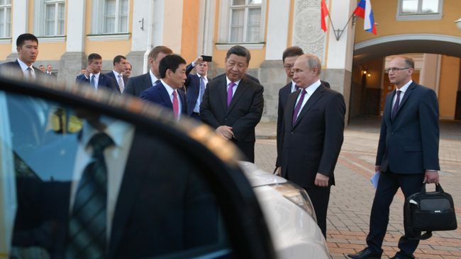 Президент РФ Владимир Путин и председатель Китайской Народной Республики Си Цзиньпин во время осмотра в Московском Кремле экспозиции собираемых в Тульской области внедорожников китайской марки Haval Президент РФ Владимир Путин и председатель Китайской Народной Республики Си Цзиньпин во время осмотра в Московском Кремле экспозиции собираемых в Тульской области внедорожников китайской марки Haval