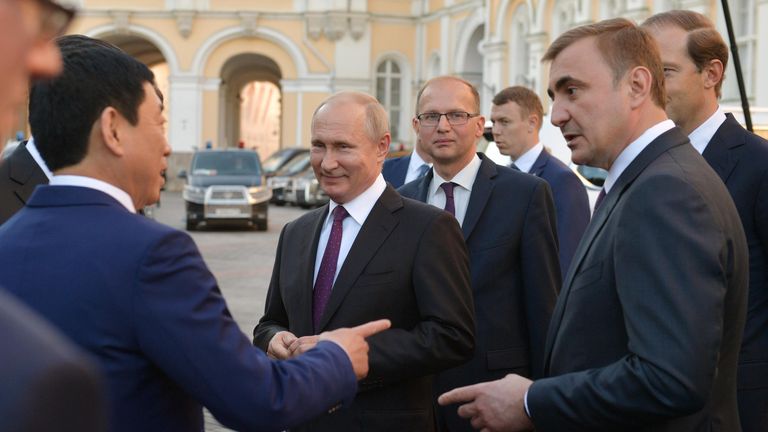 Президент РФ Владимир Путин во время осмотра в Московском Кремле экспозиции собираемых в Тульской области внедорожников китайской марки Haval Президент РФ Владимир Путин во время осмотра в Московском Кремле экспозиции собираемых в Тульской области внедорожников китайской марки Haval