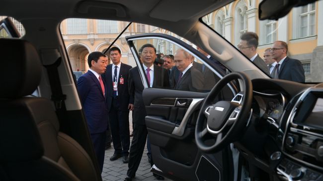 Президент РФ Владимир Путин и председатель Китайской Народной Республики Си Цзиньпин во время осмотра в Московском Кремле экспозиции собираемых в России внедорожников китайской марки Haval Президент РФ Владимир Путин и председатель Китайской Народной Республики Си Цзиньпин во время осмотра в Московском Кремле экспозиции собираемых в России внедорожников китайской марки Haval