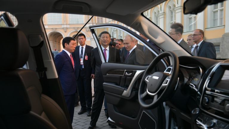 Президент РФ Владимир Путин и председатель Китайской Народной Республики Си Цзиньпин во время осмотра в Московском Кремле экспозиции собираемых в России внедорожников китайской марки Haval Президент РФ Владимир Путин и председатель Китайской Народной Республики Си Цзиньпин во время осмотра в Московском Кремле экспозиции собираемых в России внедорожников китайской марки Haval