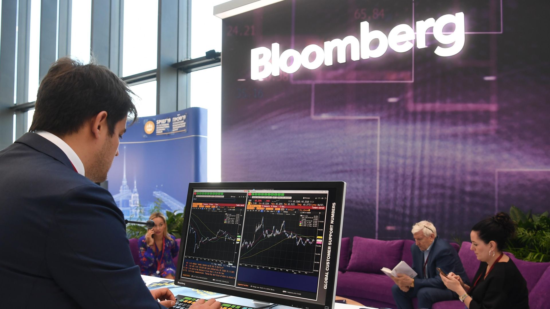 Стенд компании Bloomberg Стенд компании Bloomberg - РИА Новости, 1920, 06.12.2022