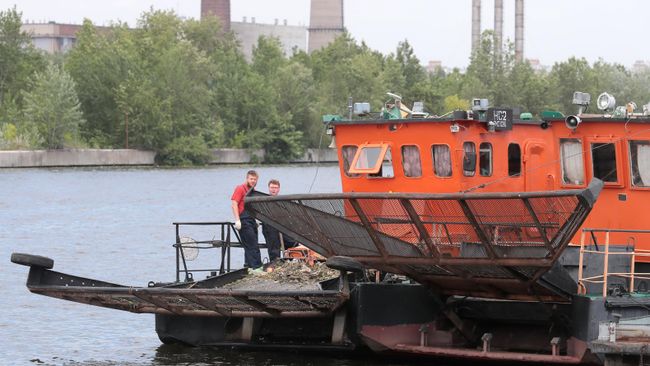 Судно МС-3 ГУП Мосводосток для сбора мусора