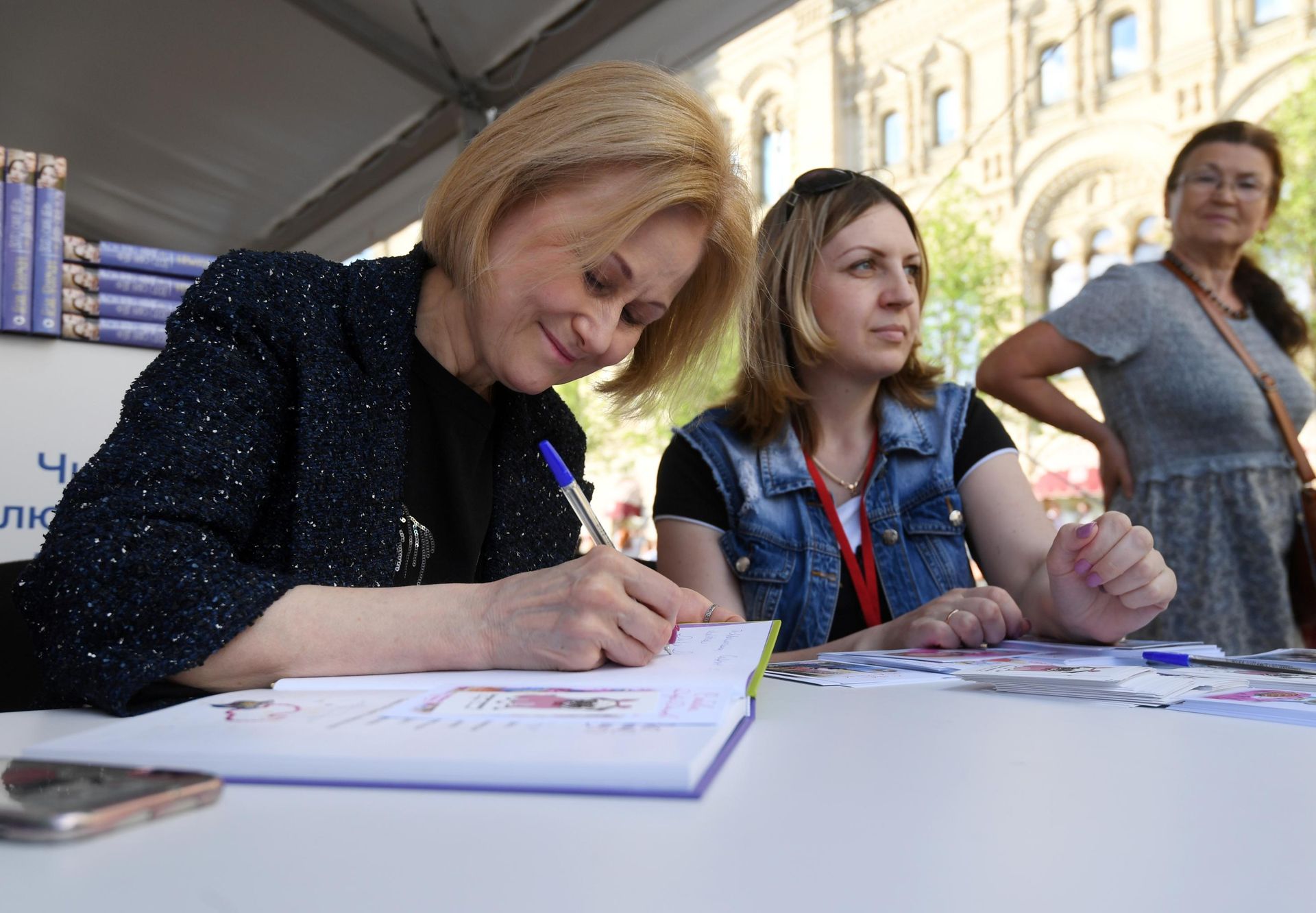 Писательница Дарья Донцова дает автографы во время ежегодного российского книжного фестиваля на Красной площади Писательница Дарья Донцова дает автографы во время ежегодного российского книжного фестиваля на Красной площади - РИА Новости, 1920, 06.06.2022