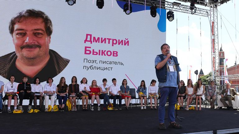 Писатель, публицист Дмитрий Быков выступает на церемонии награждения финалистов Всероссийского литературного конкурса для подростков Класс! в рамках книжного фестиваля на Красной площади в Москве Писатель, публицист Дмитрий Быков выступает на церемонии награждения финалистов Всероссийского литературного конкурса для подростков Класс! в рамках книжного фестиваля на Красной площади в Москве