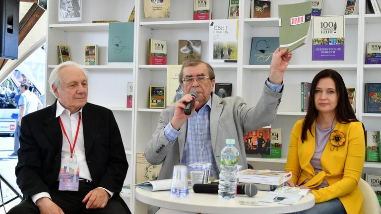 Главный редактор журнала Этажи Ирина Терра, главный редактор журнала Знамя Сергей Чупринин и президент Фонда социально-экономических и интеллектуальных программ Сергей Филатов во время круглого стола на тему: Что должно быть неизменно: прошлое и будущее литературно-художественных журналов Главный редактор журнала Этажи Ирина Терра, главный редактор журнала Знамя Сергей Чупринин и президент Фонда социально-экономических и интеллектуальных программ Сергей Филатов во время круглого стола на тему: Что должно быть неизменно: прошлое и будущее литературно-художественных журналов