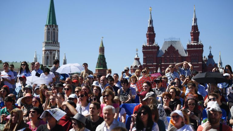 Посетители на ежегодном российском книжном фестивале на Красной площади Посетители на ежегодном российском книжном фестивале на Красной площади