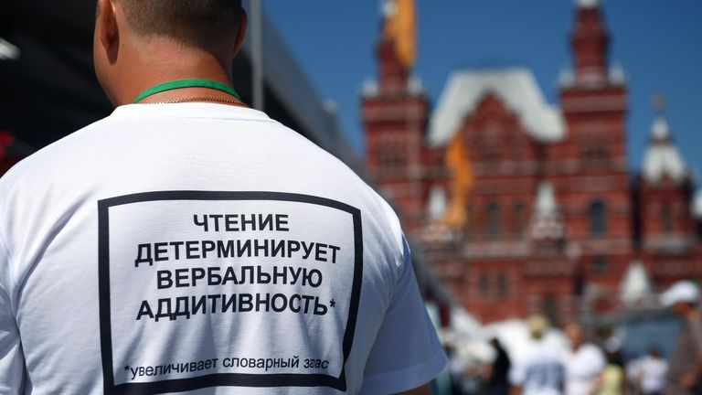 Посетитель на ежегодном российском книжном фестивале на Красной площади Посетитель на ежегодном российском книжном фестивале на Красной площади