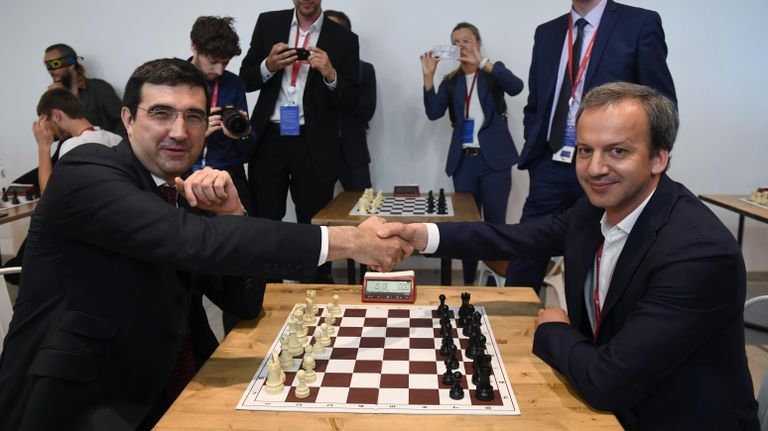 Чемпион мира по шахматам Владимир Крамник и председатель Международной федерации шахмат (FIDE) Аркадий Дворкович в шахматной гостиной на Петербургском международном экономическом форуме 2019 Чемпион мира по шахматам Владимир Крамник и председатель Международной федерации шахмат (FIDE) Аркадий Дворкович в шахматной гостиной на Петербургском международном экономическом форуме 2019
