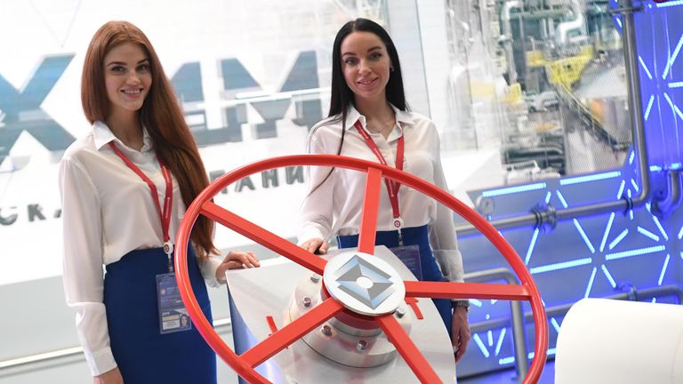 Участницы Петербургского международного экономического форума 2019 (ПМЭФ-2019) у стенда химической компании ЕвроХим Участницы Петербургского международного экономического форума 2019 (ПМЭФ-2019) у стенда химической компании ЕвроХим