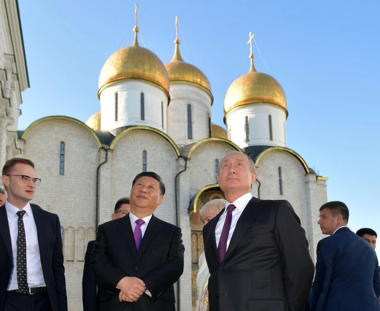 Президент РФ Владимир Путин и председатель Китайской Народной Республики Си Цзиньпин во время экскурсии по Кремлю 