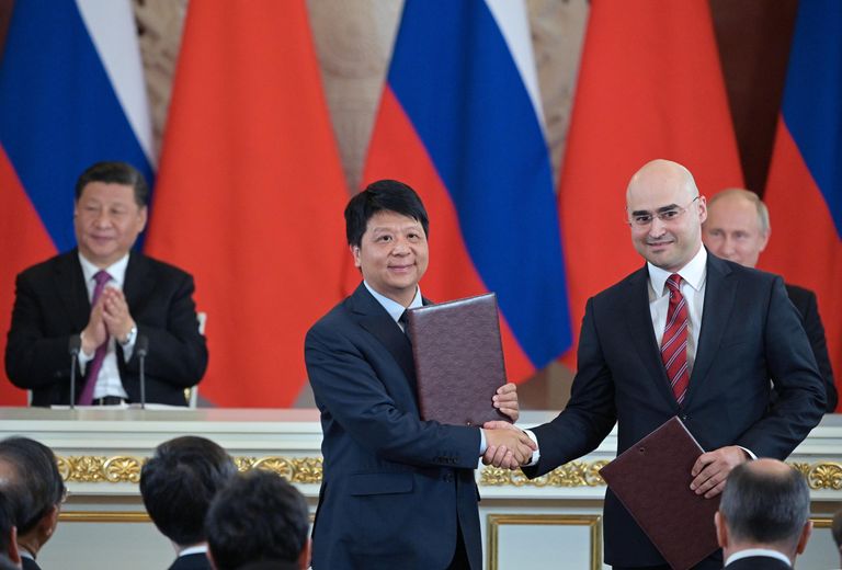 Президент ПАО МТС Алексей Корня и исполнительный генеральный директор Huawei Го Пин на церемонии подписания совместных документов  в Кремле 