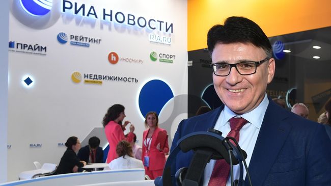 Руководитель Федеральной службы по надзору в сфере связи, информационных технологий и массовых коммуникаций Александр Жаров на стенде МИА Россия сегодня в первый день ПМЭФ Руководитель Федеральной службы по надзору в сфере связи, информационных технологий и массовых коммуникаций Александр Жаров на стенде МИА Россия сегодня в первый день ПМЭФ