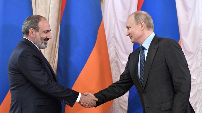 Президент РФ Владимир Путин и премьер-министр Армении Никол Пашинян во время встречи на полях Петербургского международного экономического форума Президент РФ Владимир Путин и премьер-министр Армении Никол Пашинян во время встречи на полях Петербургского международного экономического форума