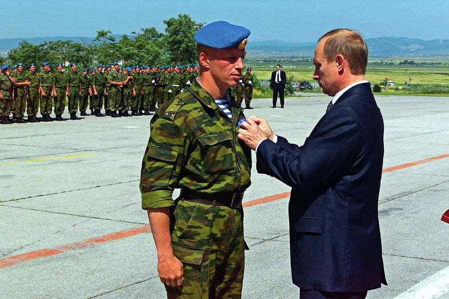 Владимир Путин посетил столицу Югославского края Косово Приштину, где встретился с российским воинским контингентом, находящимся здесь в рамках миротворческой операции ООН Владимир Путин посетил столицу Югославского края Косово Приштину, где встретился с российским воинским контингентом, находящимся здесь в рамках миротворческой операции ООН