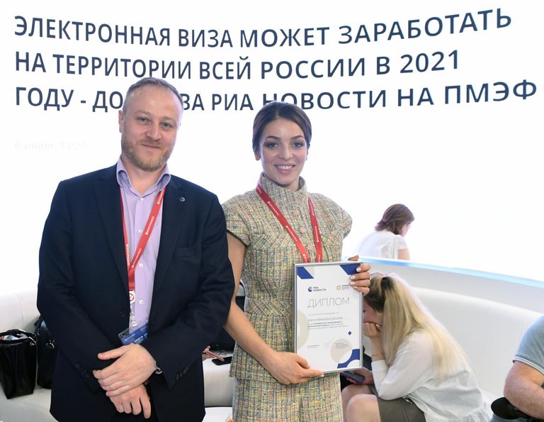 Заместитель главного редактора - директор главной дирекции информации МИА Россия сегодня Дмитрий Горностаев и руководитель Федерального агентства по туризму Зарина Догузова на стенде МИА Россия сегодня на Петербургском международном экономическом форуме-2019 Заместитель главного редактора - директор главной дирекции информации МИА Россия сегодня Дмитрий Горностаев и руководитель Федерального агентства по туризму Зарина Догузова на стенде МИА Россия сегодня на Петербургском международном экономическом форуме-2019