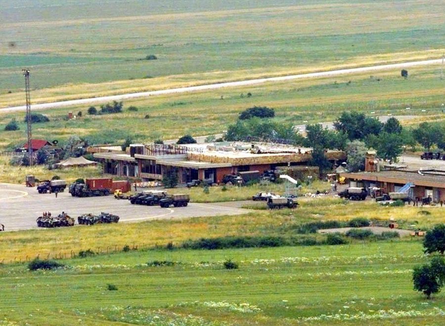 Российские военные занимают аэропорт Приштины Российские военные занимают аэропорт Приштины