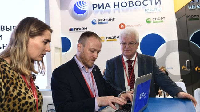 Чрезвычайный и полномочный посол, постоянный представитель РФ при Европейском союзе Владимир Чижов и заместитель главного редактора МИА Россия сегодня Дмитрий Горностаев на стенде МИА Россия сегодня в первый день ПМЭФ Чрезвычайный и полномочный посол, постоянный представитель РФ при Европейском союзе Владимир Чижов и заместитель главного редактора МИА Россия сегодня Дмитрий Горностаев на стенде МИА Россия сегодня в первый день ПМЭФ