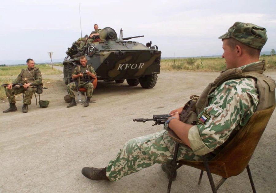 Российские военнослужащие на блокпосту возле аэропорта Приштины Российские военнослужащие на блокпосту возле аэропорта Приштины