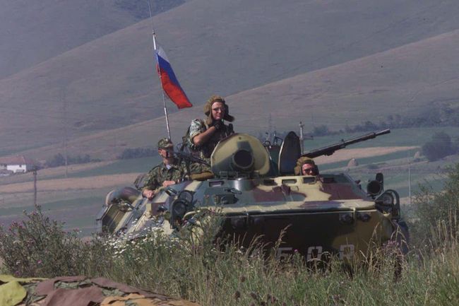 Российские солдаты патрулируют периметр удерживаемого аэропорта Слатина в Приштине Российские солдаты патрулируют периметр удерживаемого аэропорта Слатина в Приштине