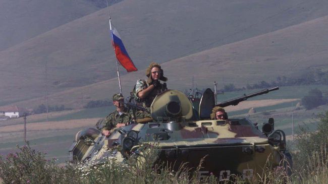 Российские солдаты патрулируют периметр удерживаемого аэропорта Слатина в Приштине Российские солдаты патрулируют периметр удерживаемого аэропорта Слатина в Приштине