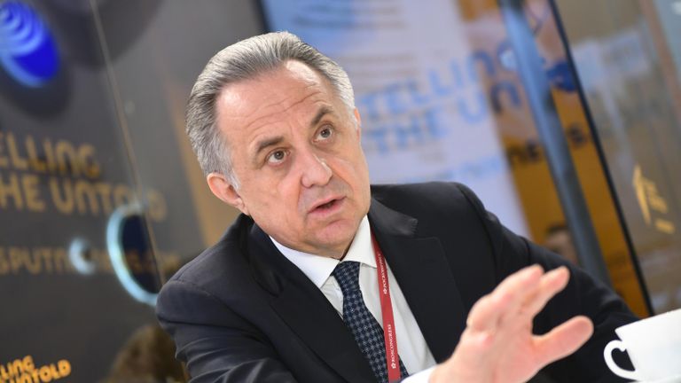 Заместитель председателя правительства РФ Виталий Мутко во время интервью на стенде МИА Россия сегодня на Петербургском международном экономическом форуме-2019 Заместитель председателя правительства РФ Виталий Мутко во время интервью на стенде МИА Россия сегодня на Петербургском международном экономическом форуме-2019