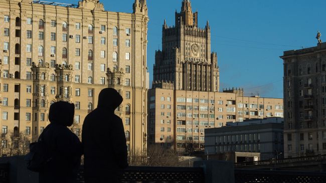 Прохожие на набережной Тараса Шевченко в Москве