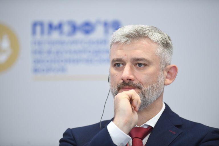Министр транспорта РФ Евгений Дитрих на сессии Газомоторное топливо. Экономика и климат в рамках ПМЭФ-2019 Министр транспорта РФ Евгений Дитрих на сессии Газомоторное топливо. Экономика и климат в рамках ПМЭФ-2019