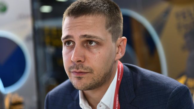 Актер Милош Бикович во время интервью на стенде МИА Россия сегодня во второй день ПМЭФ Актер Милош Бикович во время интервью на стенде МИА Россия сегодня во второй день ПМЭФ
