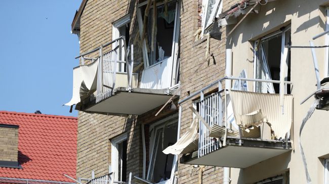 Поврежденные балконы и окна в здании, где произошел взрыв в Линчёпинге, Швеция. 7 июня 2019 Поврежденные балконы и окна в здании, где произошел взрыв в Линчёпинге, Швеция. 7 июня 2019