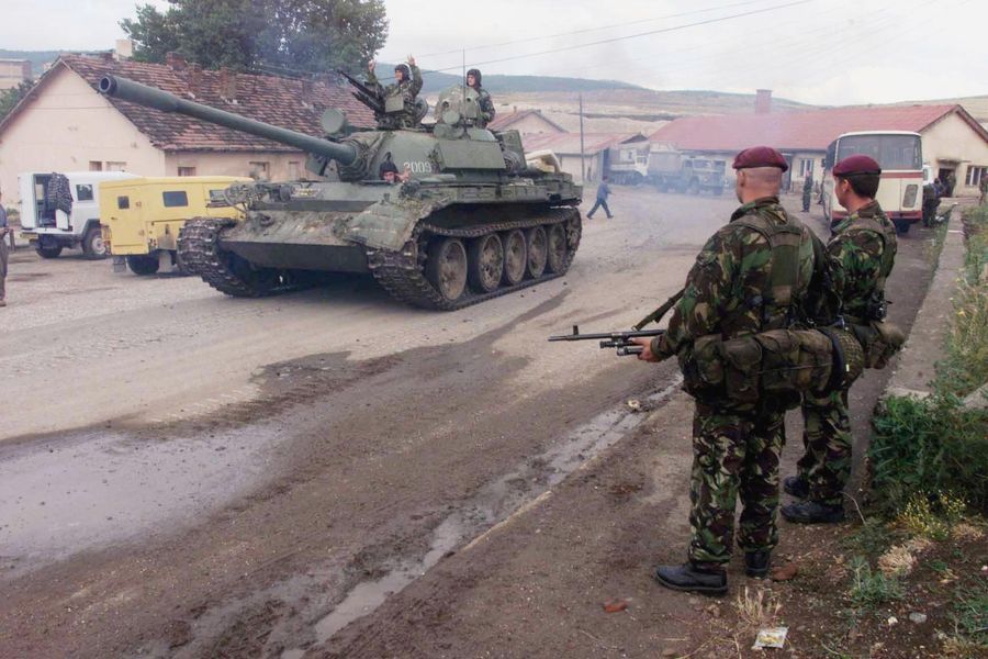Сербский танк T55 проезжает мимо олдат 1-й воздушно-десантной дивизии Великобритании по дороге к аэропорту Приштины Сербский танк T55 проезжает мимо олдат 1-й воздушно-десантной дивизии Великобритании по дороге к аэропорту Приштины