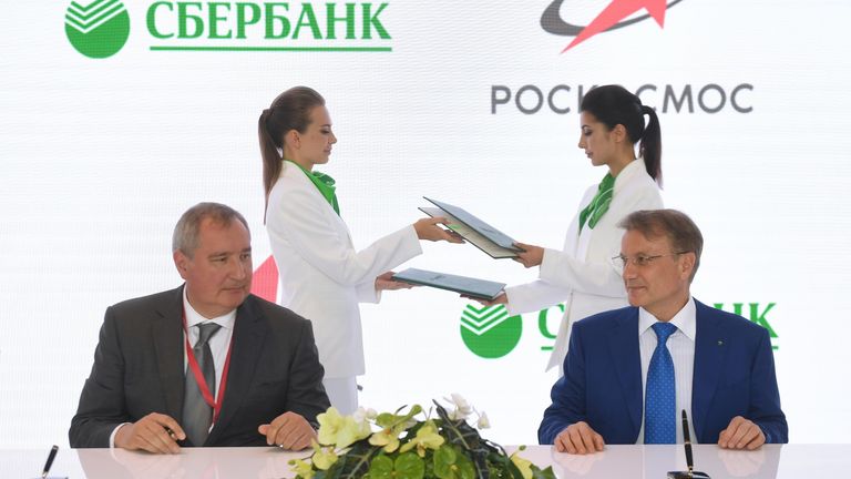 Генеральный директор Госкорпорации Роскосмос Дмитрий Рогозин и президент, председатель правления ПАО Сбербанк России Герман Греф на церемонии подписания Соглашения о сотрудничестве между Госкорпорацией Роскосмос и ПАО Сбербанк России на ПМЭФ-2019 Генеральный директор Госкорпорации Роскосмос Дмитрий Рогозин и президент, председатель правления ПАО Сбербанк России Герман Греф на церемонии подписания Соглашения о сотрудничестве между Госкорпорацией Роскосмос и ПАО Сбербанк России на ПМЭФ-2019