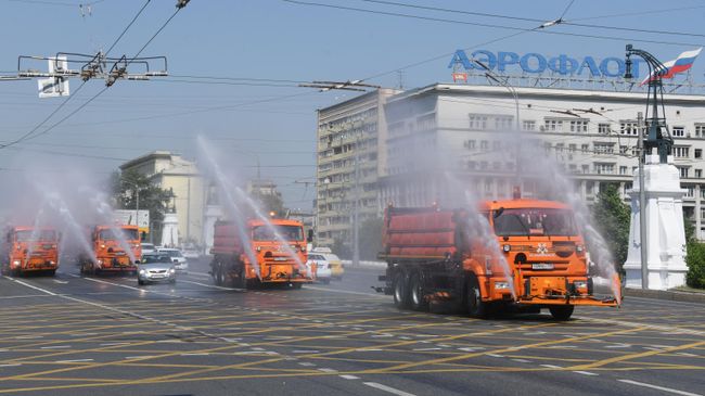 Поливальные машины на Ленинградском проспекте в Москве Поливальные машины на Ленинградском проспекте в Москве