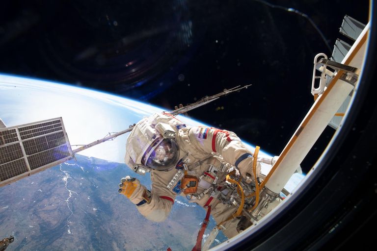 Космонавт Роскосмоса Олег Кононенко во время выхода в открытый космос Космонавт Роскосмоса Олег Кононенко во время выхода в открытый космос