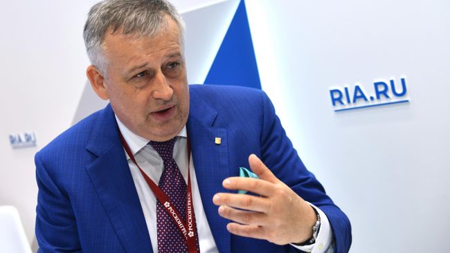 Губернатор Ленинградской области - председатель правительства Ленинградской области Александр Дрозденко во время интервью на стенде МИА Россия сегодня во второй день ПМЭФ