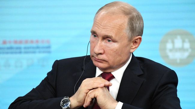 Президент РФ Владимир Путин во время встречи с участниками Российско-китайского энергетического форума на полях Петербургского международного экономического форума 2019 Президент РФ Владимир Путин во время встречи с участниками Российско-китайского энергетического форума на полях Петербургского международного экономического форума 2019