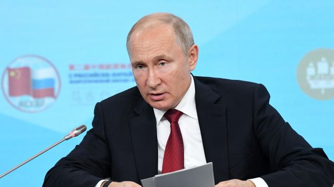 Президент РФ Владимир Путин во время встречи с участниками Российско-китайского энергетического форума на полях ПМЭФ-2019 Президент РФ Владимир Путин во время встречи с участниками Российско-китайского энергетического форума на полях ПМЭФ-2019
