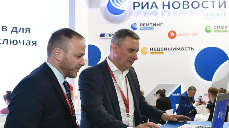 Заместитель главного редактора МИА Россия сегодня Дмитрий Горностаев и руководитель Федерального агентства связи Олег Духовницкий на стенде МИА Россия сегодня Заместитель главного редактора МИА Россия сегодня Дмитрий Горностаев и руководитель Федерального агентства связи Олег Духовницкий на стенде МИА Россия сегодня