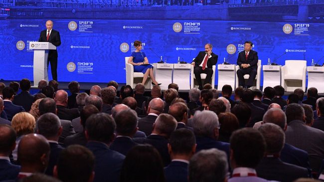 Президент РФ Владимир Путин выступает на пленарном заседании Петербургского международного экономического форума 2019 Президент РФ Владимир Путин выступает на пленарном заседании Петербургского международного экономического форума 2019