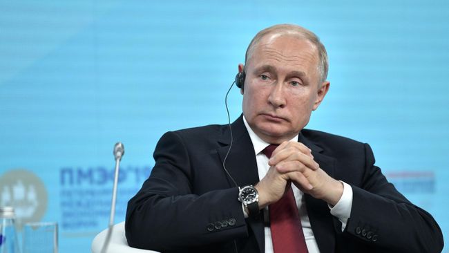 Президент РФ Владимир Путин во время встречи с участниками Российско-китайского энергетического форума на полях Петербургского международного экономического форума 2019 Президент РФ Владимир Путин во время встречи с участниками Российско-китайского энергетического форума на полях Петербургского международного экономического форума 2019