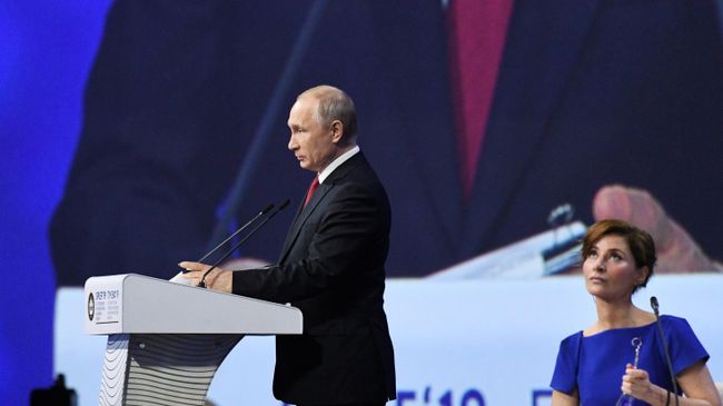 Президент РФ Владимир Путин выступает на пленарном заседании Петербургского международного экономического форума 2019 Президент РФ Владимир Путин выступает на пленарном заседании Петербургского международного экономического форума 2019