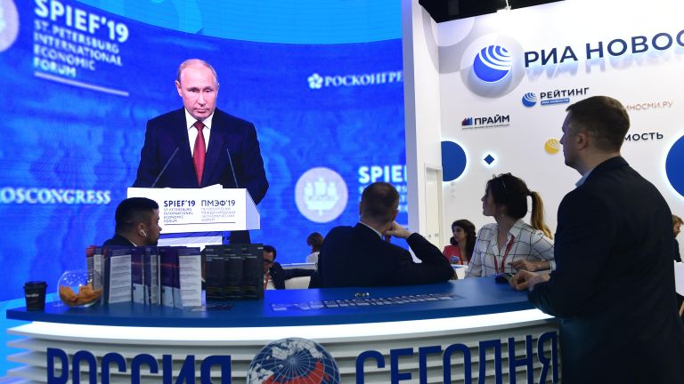 Участники Петербургского международного экономического форума (ПМЭФ-2019) на стенде МИА Россия сегодня в конгрессно-выставочном центре Экспофорум Участники Петербургского международного экономического форума (ПМЭФ-2019) на стенде МИА Россия сегодня в конгрессно-выставочном центре Экспофорум